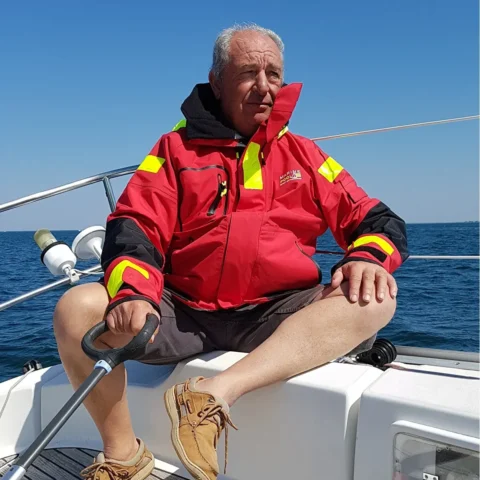 Votre moniteur, Marc, équipé de sa veste de quart rouge