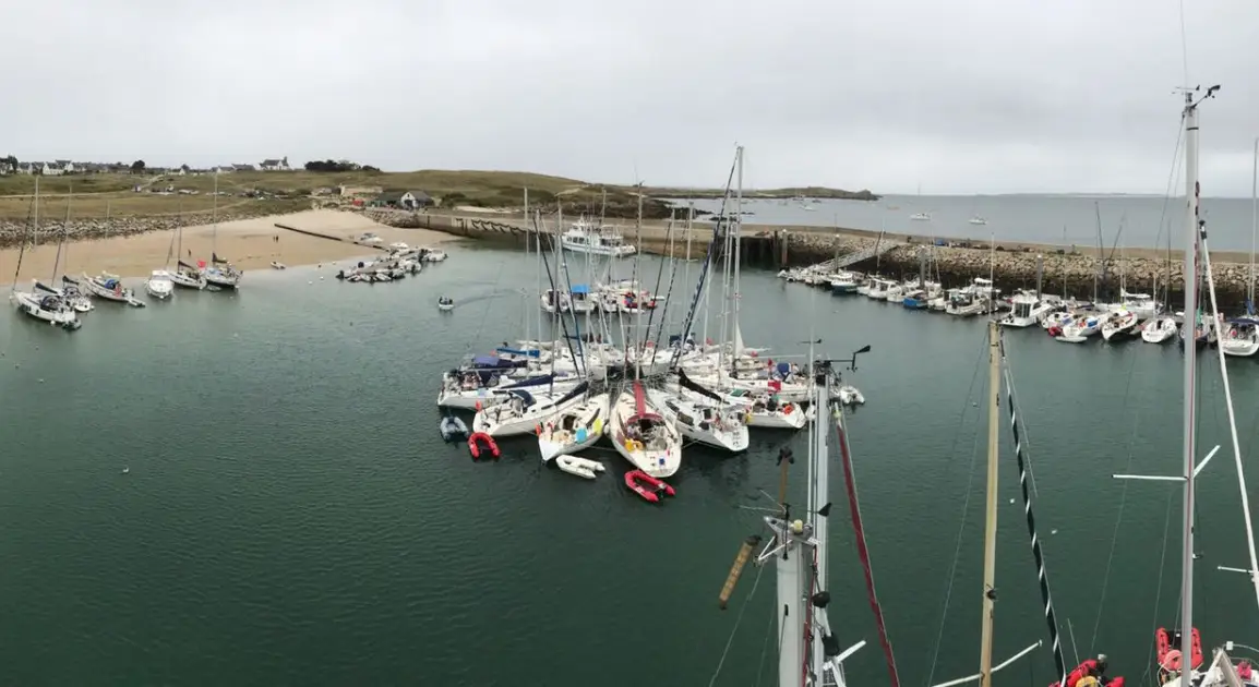 Voiliers GCI Voile dans un port